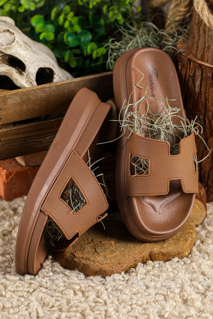 Comfortable women's slides, ideal for both indoor relaxation and outdoor casual outings.