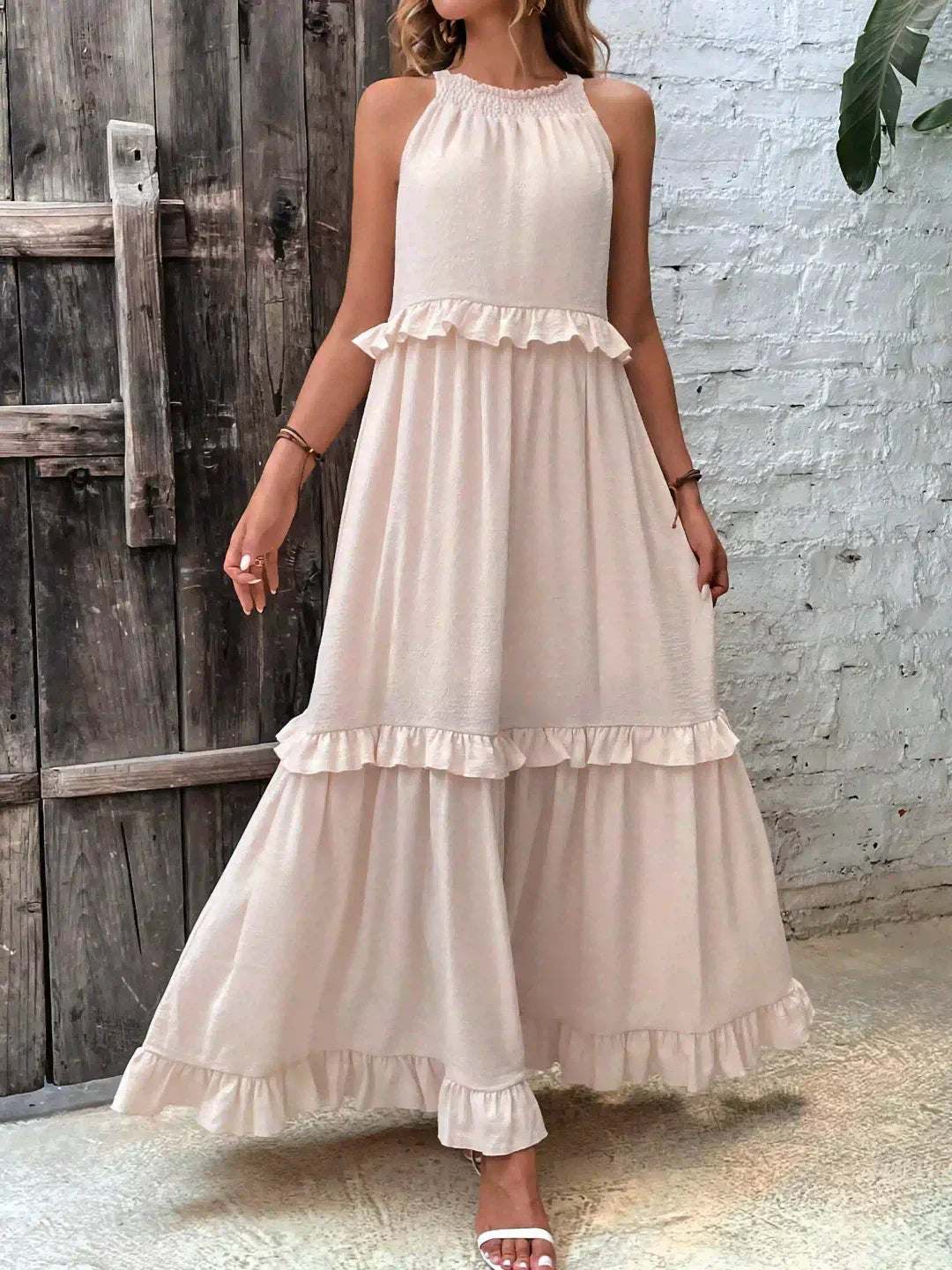 Stylish women's summer dress: halterneck, ruffles, maxi length & practical pockets.