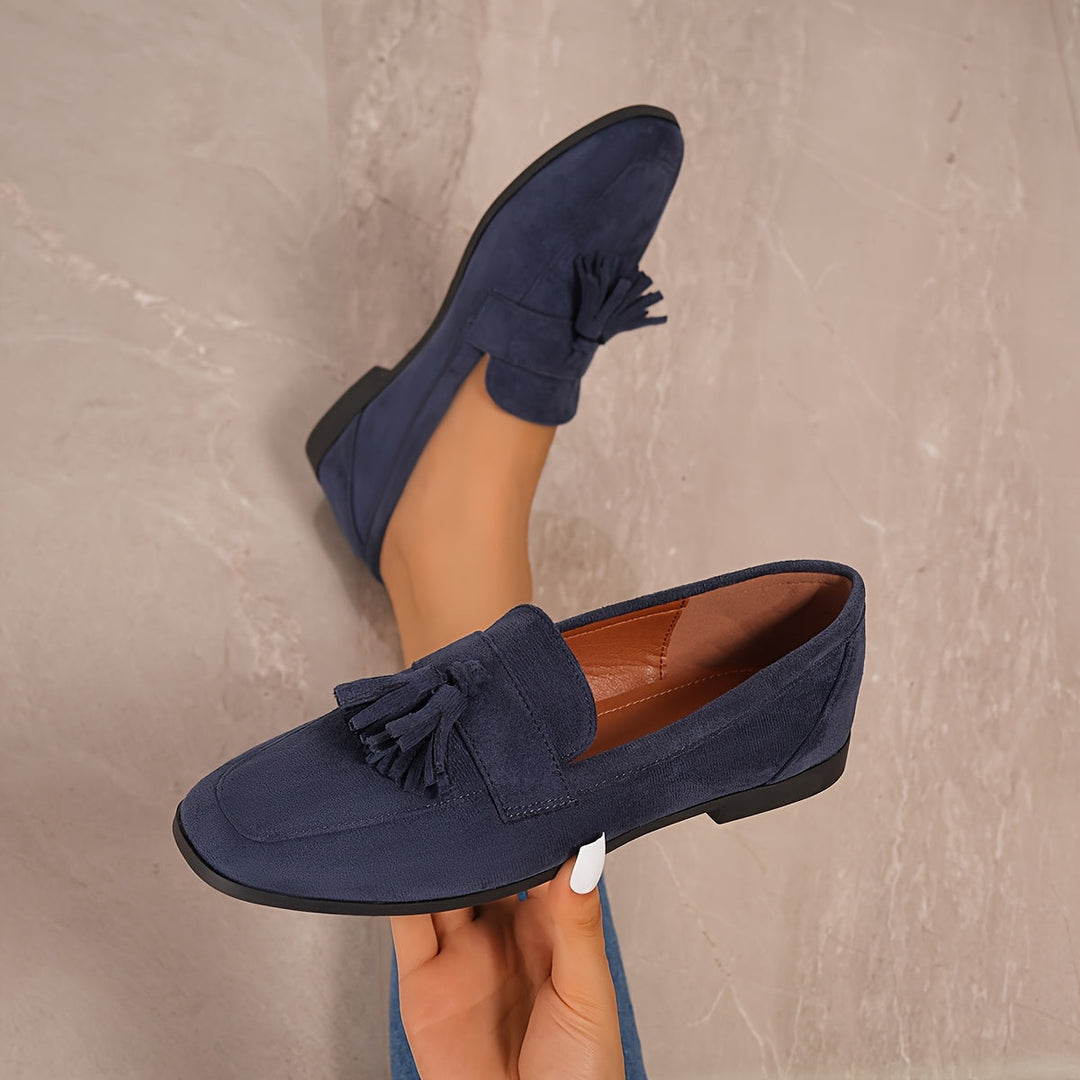 Relaxed fit women's walking shoes with excellent support for long days.