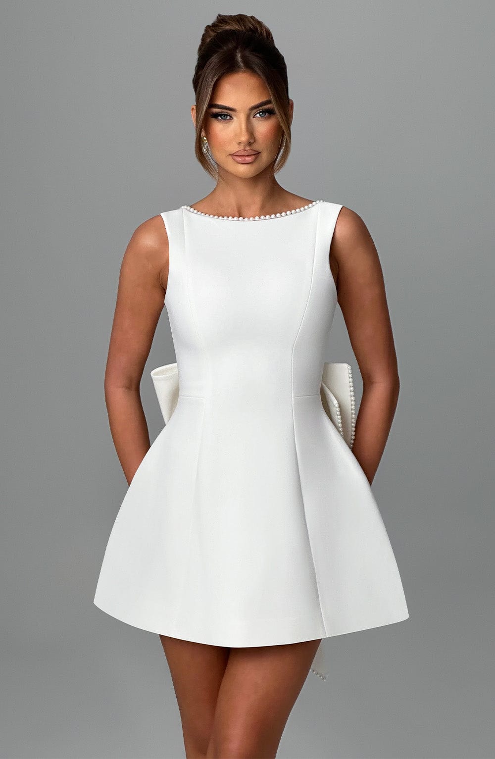 Stunning women's mini dress, sleeveless, with an elegant pearl detail on the neck.