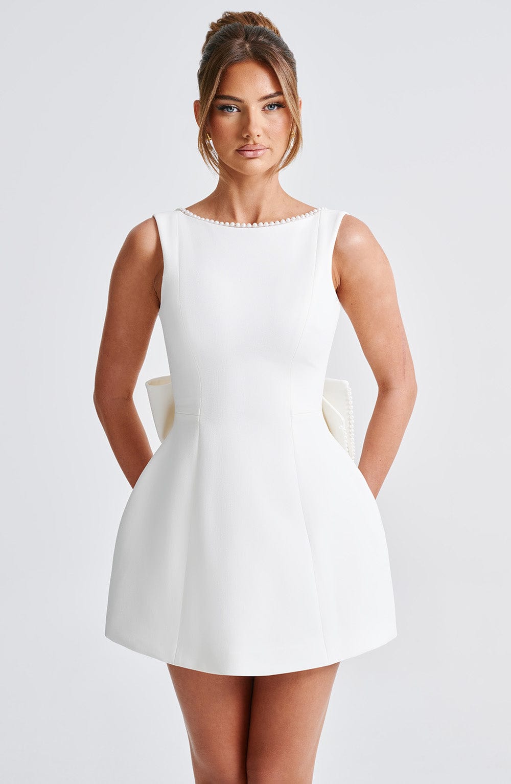 Women's sleeveless mini dress for evening wear, with an elegant pearl neckline.