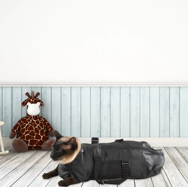 Durable cat grooming bag, a must-have pet supply for hassle-free bathing, injections, and animal grooming.