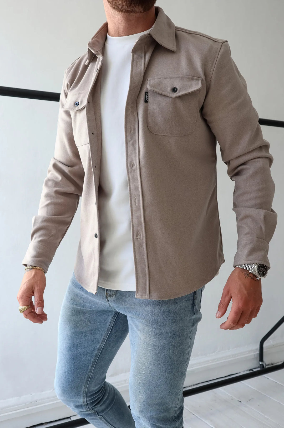 Casual women's button-down shirt jacket, ideal for everyday style. Versatile outerwear for a modern, chic look.