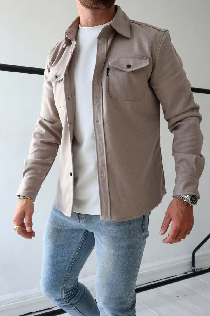Casual women's button-down shirt jacket, ideal for everyday style. Versatile outerwear for a modern, chic look.