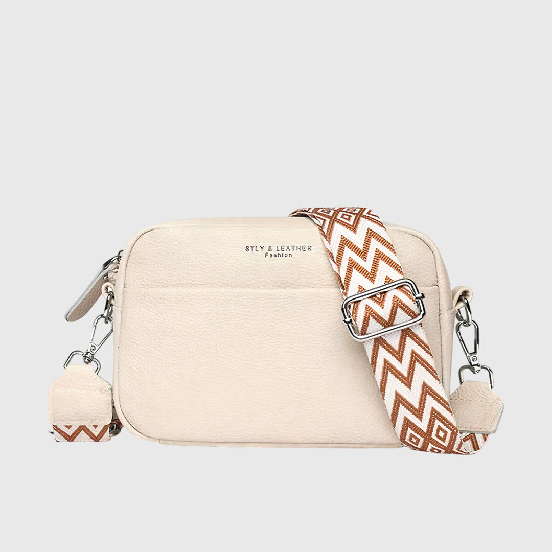 Chic leather shoulder bag for women. Elegant fashion accessory suitable for any outfit.