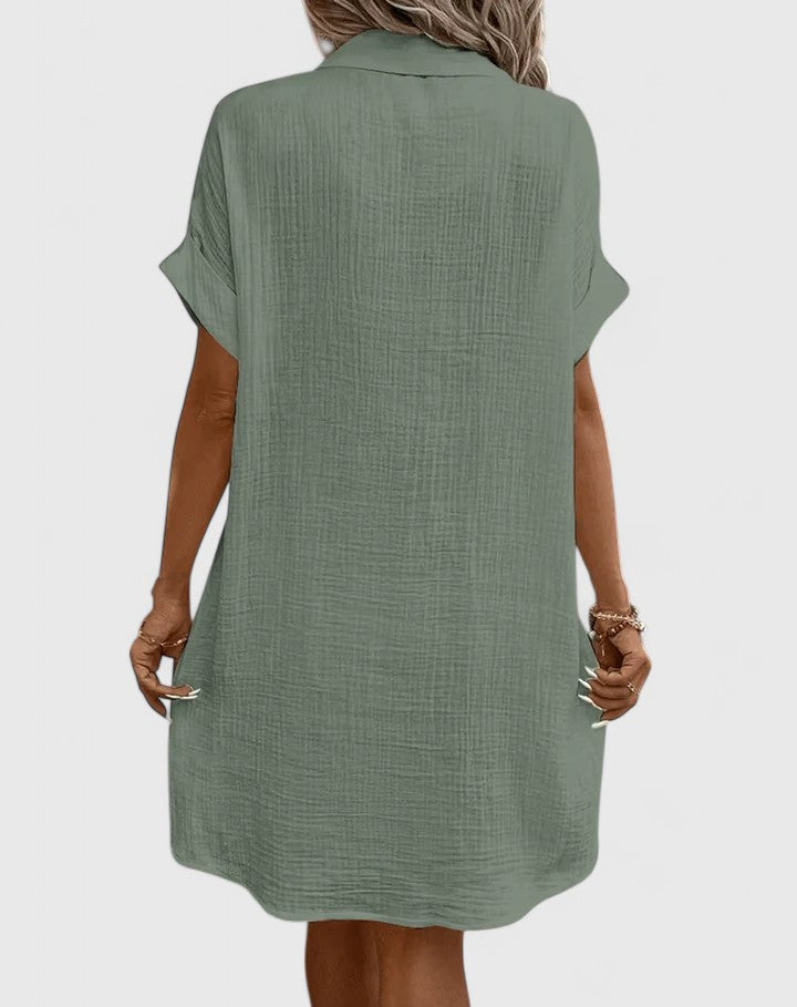 Women's summer midi dress, offering a chic & versatile look for casual or sophisticated occasions.