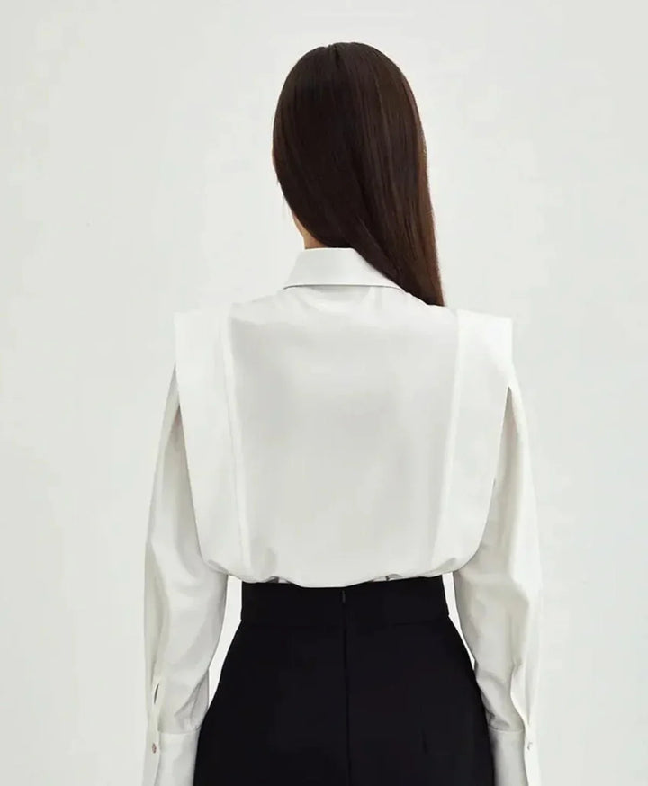 Versatile women's boxy blouse, ideal for office wear or a casual chic everyday look.