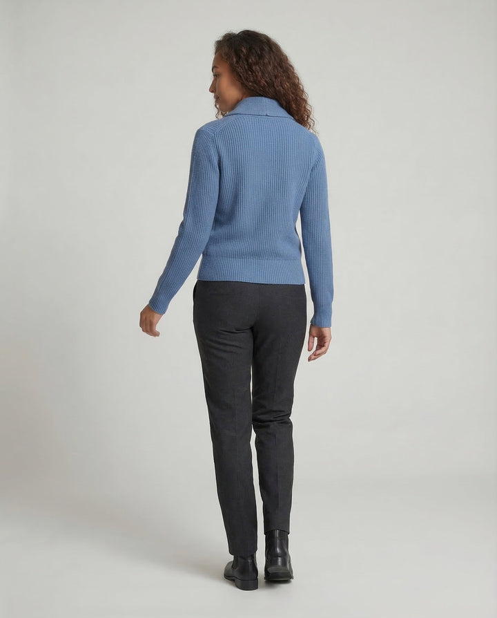 Fashionable women's long-sleeve cardigan with lapel collar. Soft knit outerwear, versatile for chic office or casual outfits.