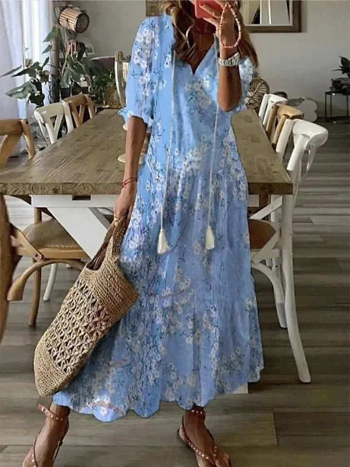 Chic women's printed dress with a flowing fit. Feminine silhouette, elegant print, perfect for versatile stylish occasions.