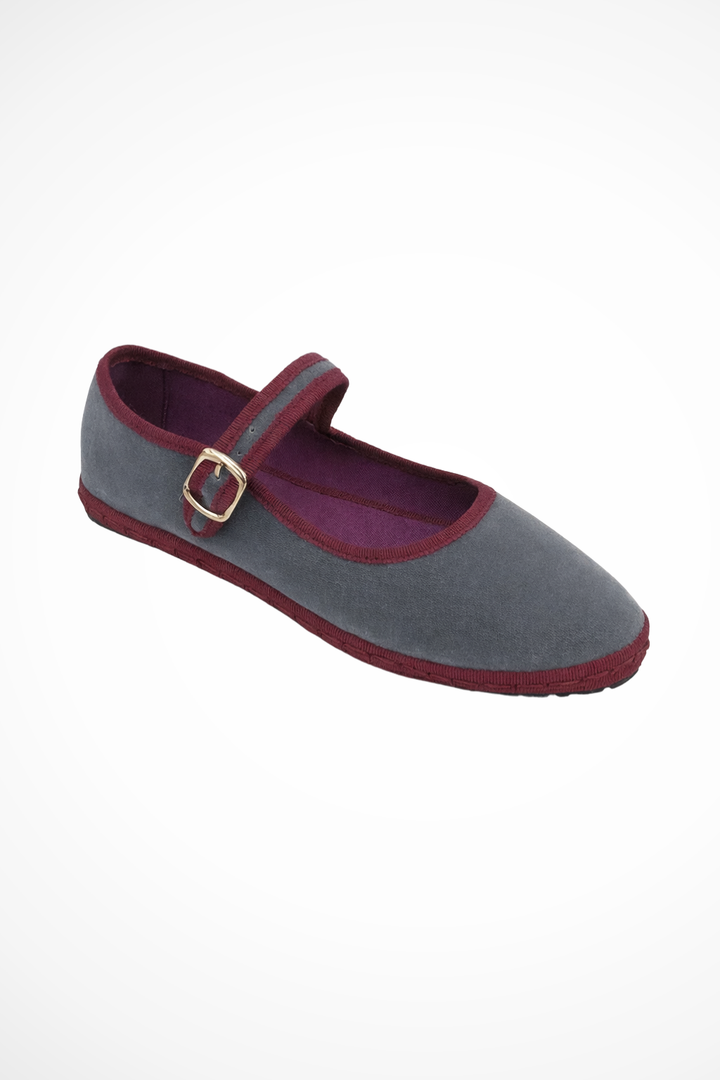 Everyday elegant women's Mary Jane flats, featuring a comfortable round toe and adjustable buckle strap.