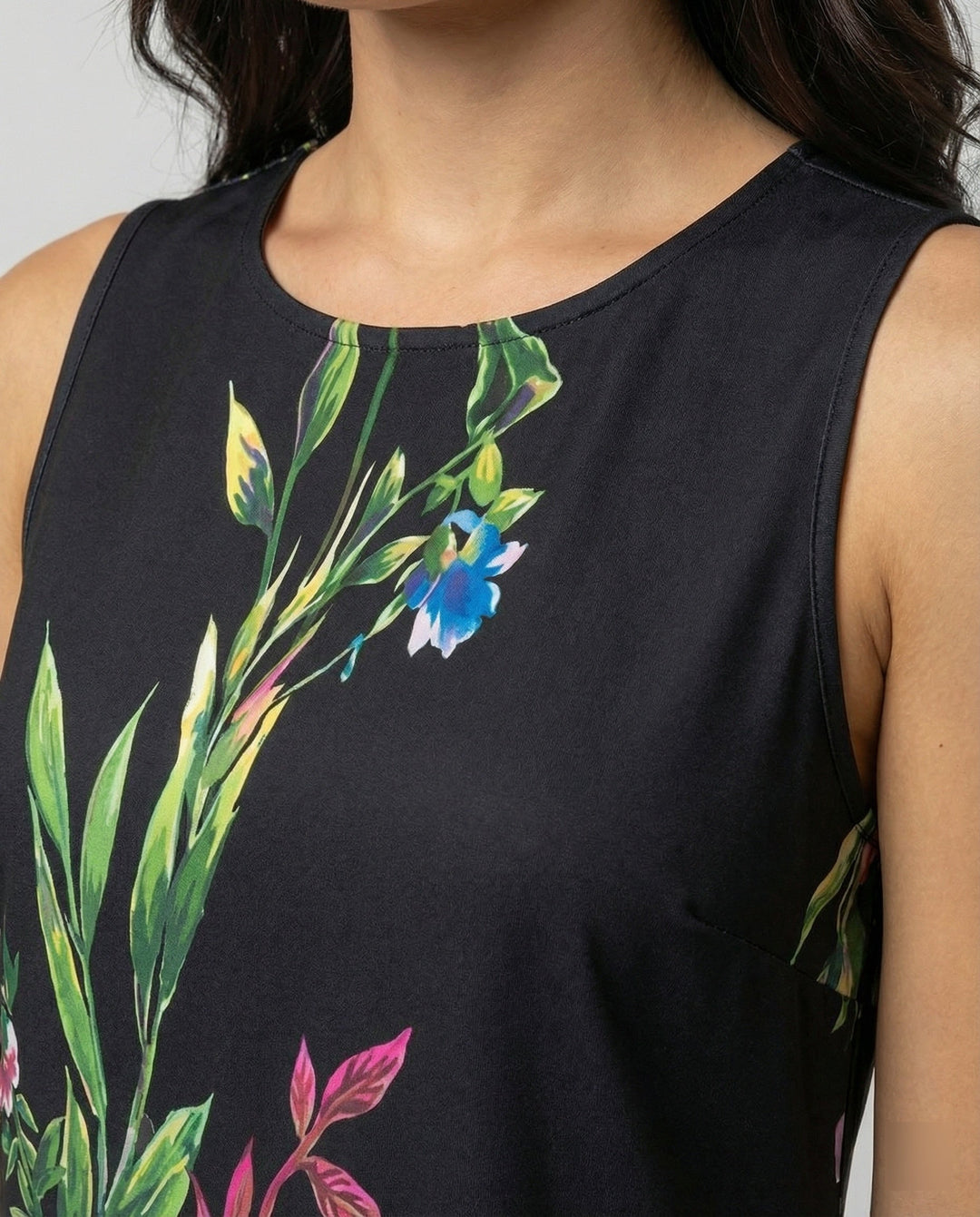 Flowy women's summer dress, sleeveless with a colorful artistic print for comfortable wear.