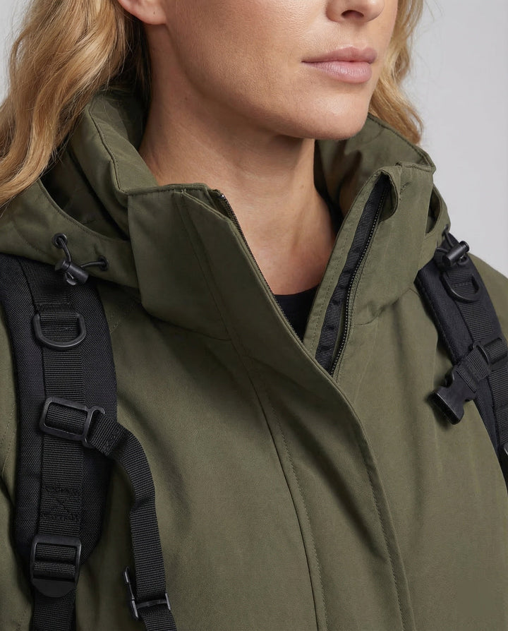 Casual women's oversized waterproof jacket, perfect layering piece for warmth and outdoor comfort in any weather.