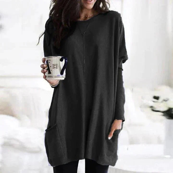 Women's casual t-shirt with front pockets, relaxed fit, perfect for everyday wear and comfort.