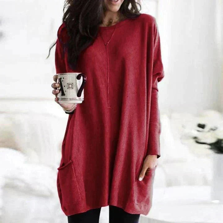 Relaxed fit women's t-shirt with practical pockets, a versatile casual top for everyday comfort.
