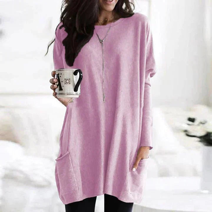 Comfortable women's pocket t-shirt, ideal for everyday wear, featuring a stylish relaxed fit.