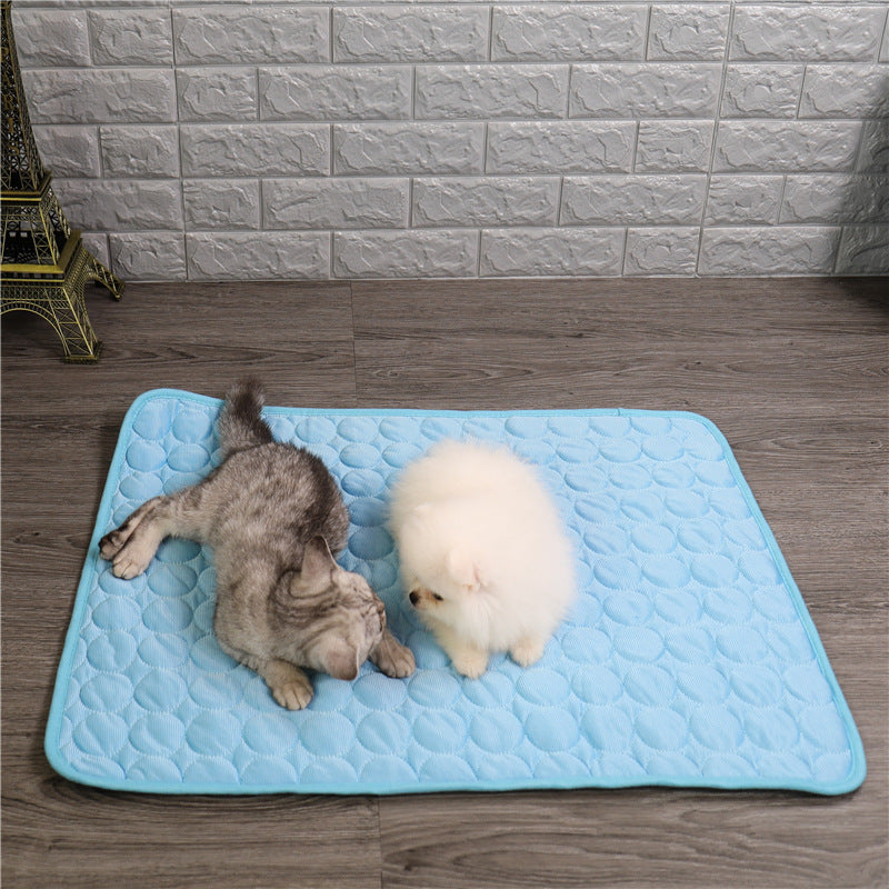 Cooling mat for pets in light grey, offering instant heat relief. Eco-friendly, durable, suitable for indoor/outdoor use.