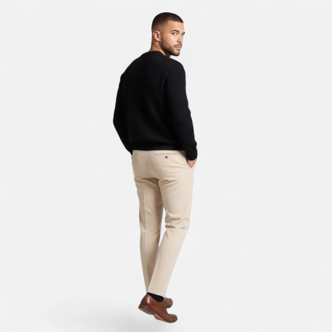Winter men's cozy thick-knit loose sweater, perfect for warm and stylish layering.