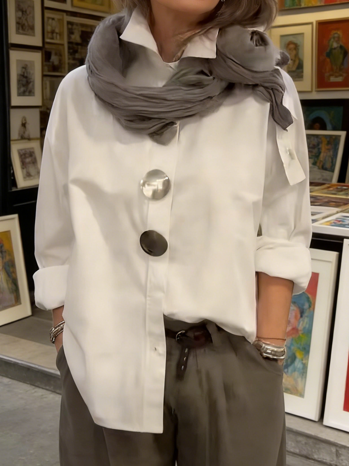 Chic women's big button collar blouse in a relaxed fit, long sleeve, suitable for office wear.
