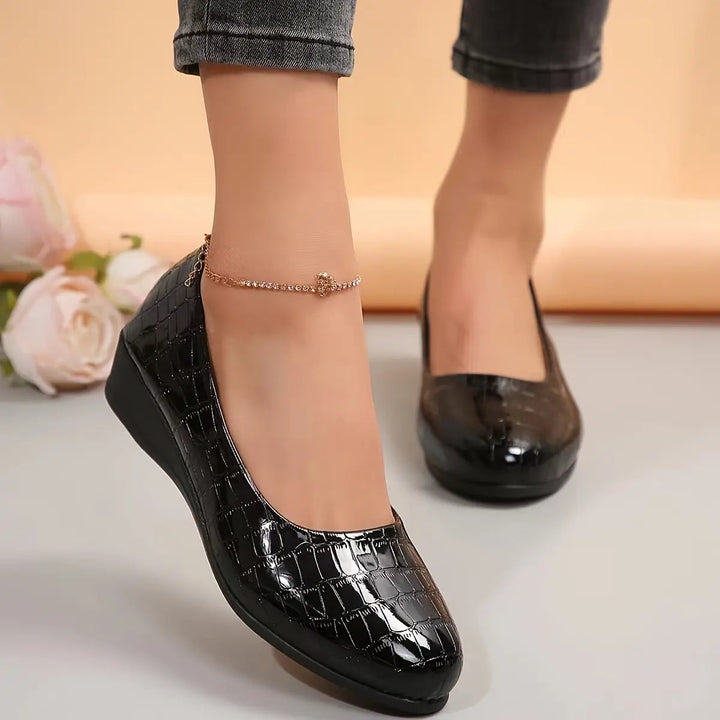 Elegant women's lightweight shoes, a stylish and versatile choice for everyday fashion.
