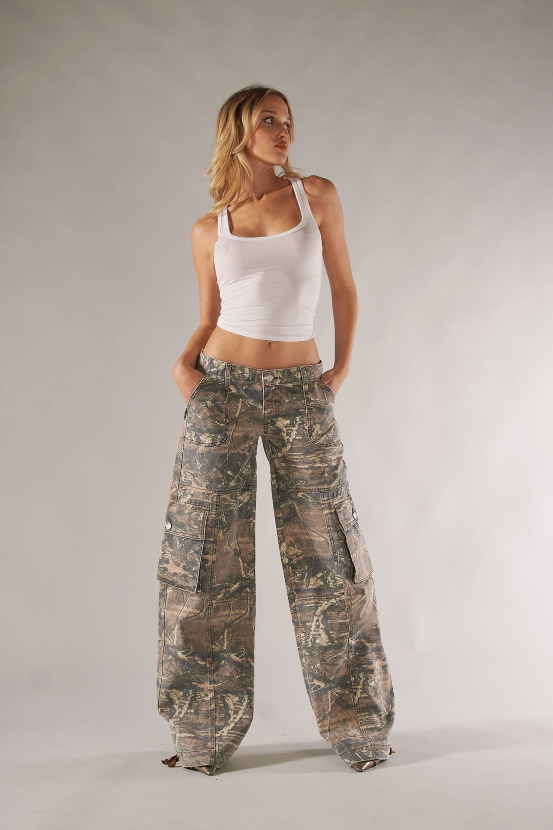 Stylish women's camouflage cargo pants with utility pockets, perfect for casual wear, streetwear, or tactical fashion.