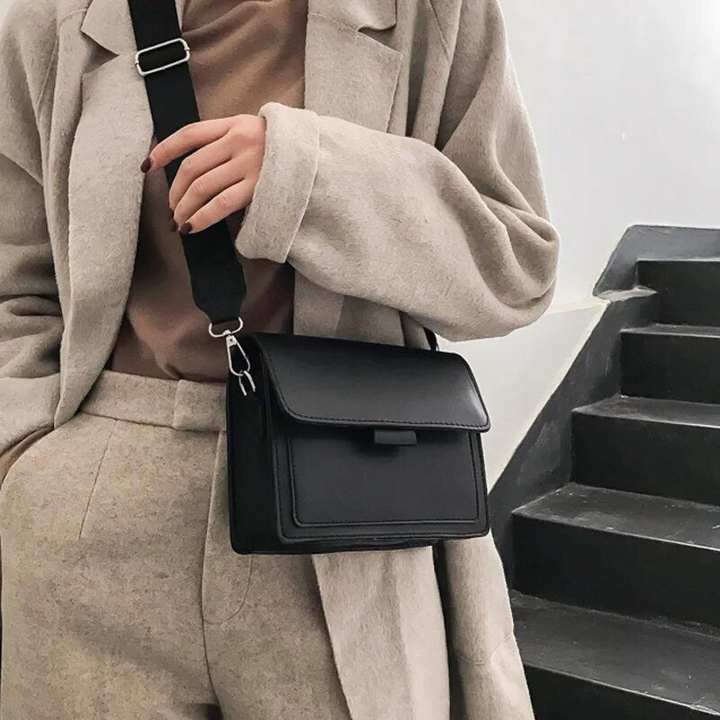 Stylish women's small crossbody bag, a versatile fashion accessory for everyday use or special occasions.