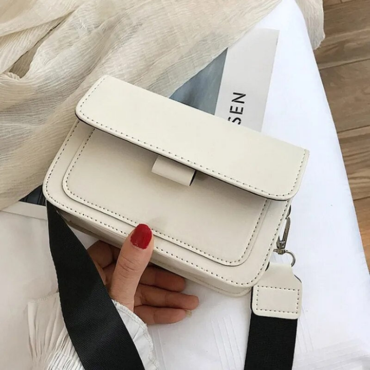 Elegant small women's crossbody bag, ideal for daily wear or as a fashionable accessory to complete your look.