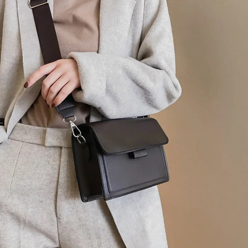 Modern women's small bag, functions as a practical crossbody or elegant shoulder bag, great for any outfit.