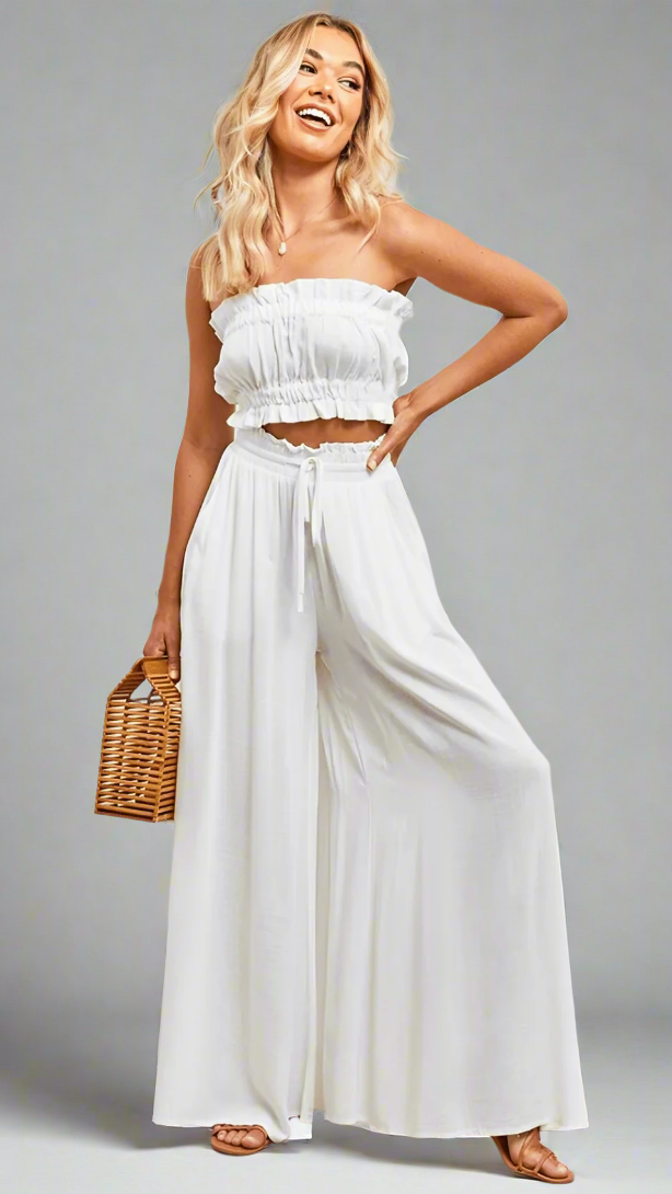 Close-up of women's Lily wide-leg trousers elastic waist, highlighting comfort & flexible fit.