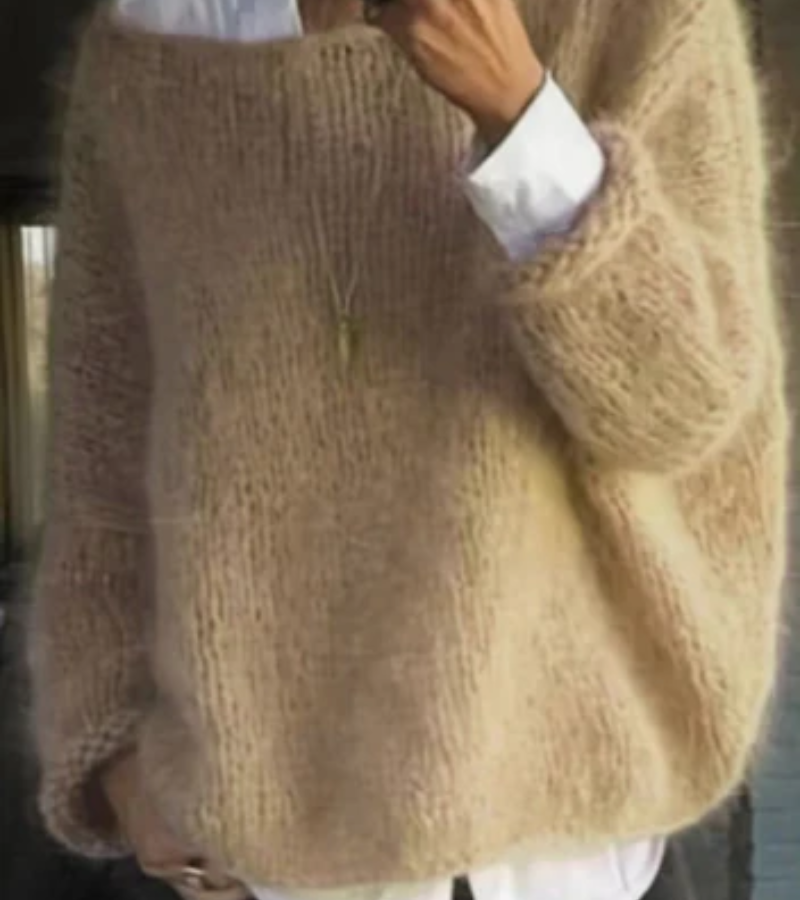 Versatile women's pullover sweater, an oversize fit for stylish autumn and winter looks.