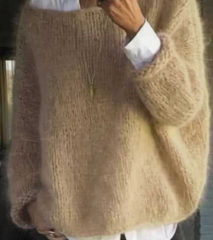 Versatile women's pullover sweater, an oversize fit for stylish autumn and winter looks.