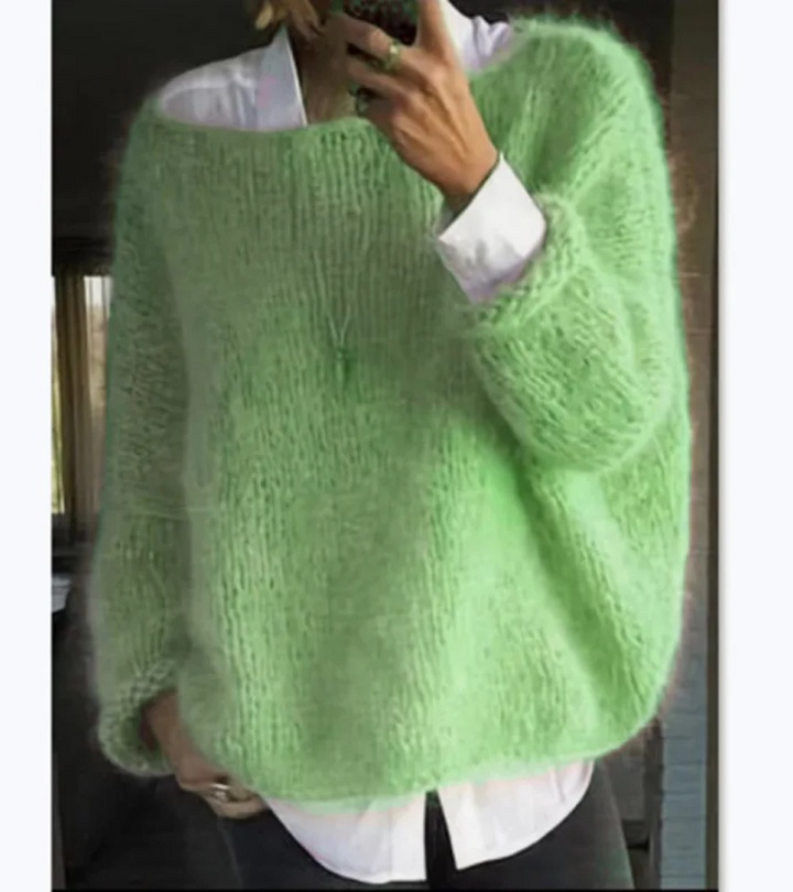 Effortless women's oversize sweater in a soft knit, perfect for casual chic outfits.