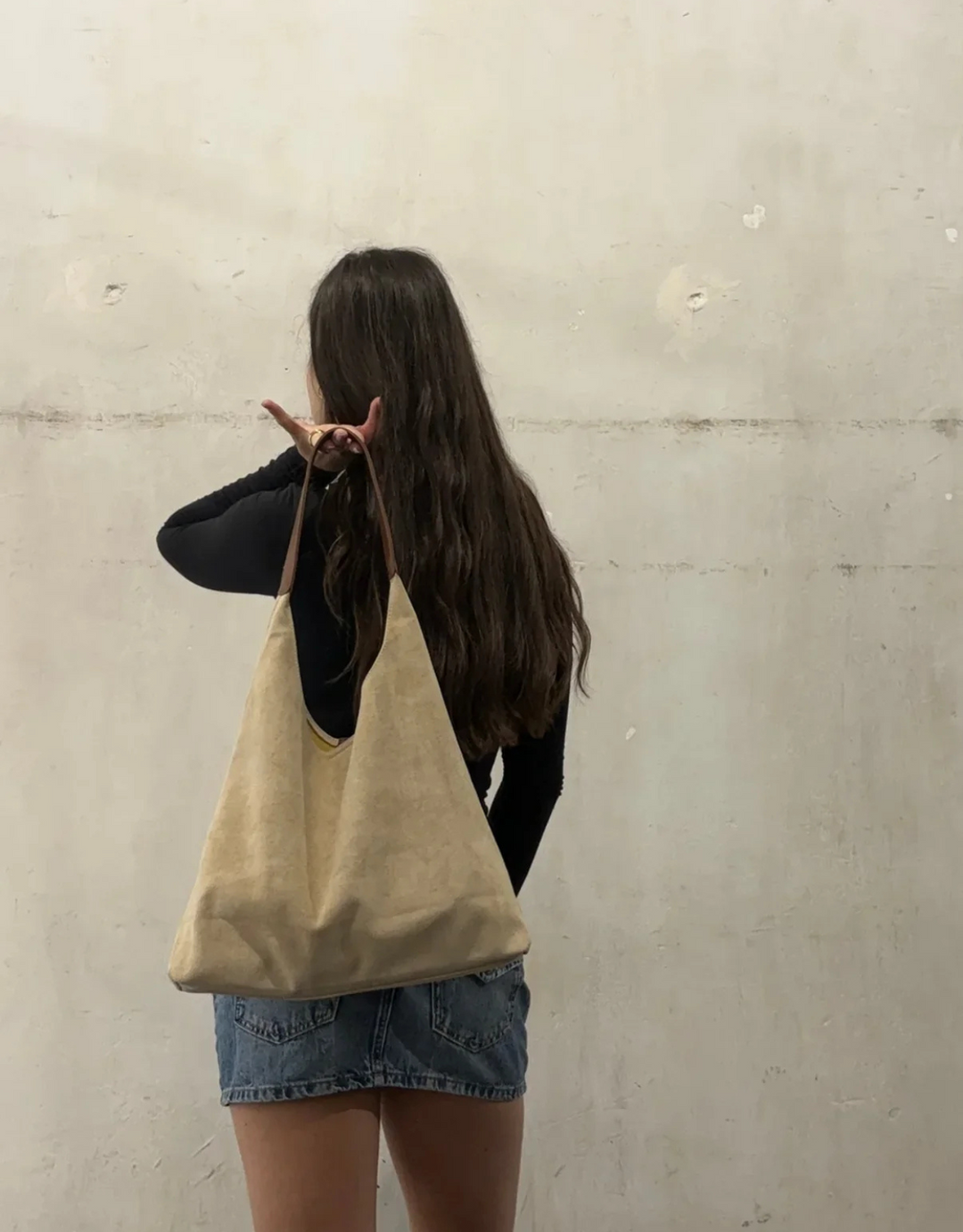 Chic women's shoulder bag with refined texture, a versatile handbag suitable for any occasion.