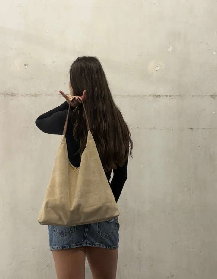 Chic women's shoulder bag with refined texture, a versatile handbag suitable for any occasion.