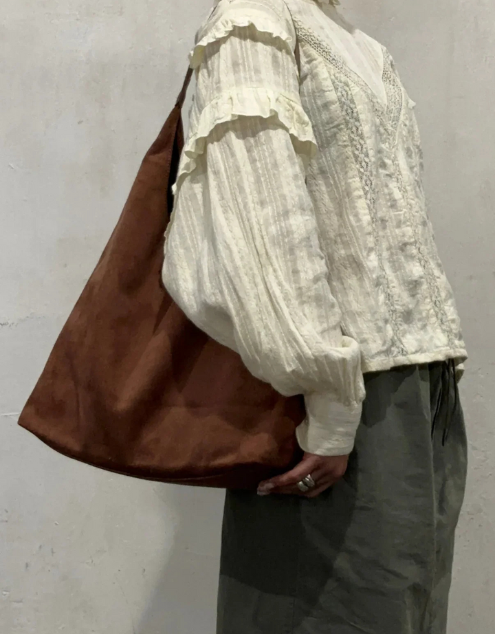 Modern women's shoulder bag, combining elegance with practicality for a stylish fashion statement.