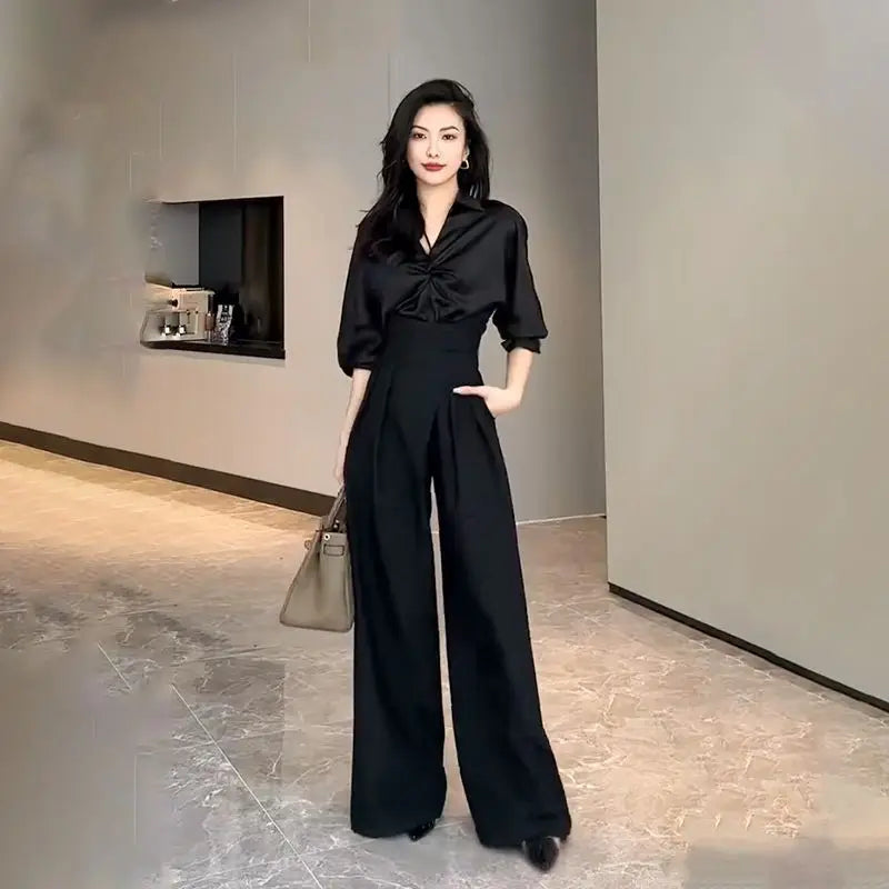 Stylish pleated high-waisted wide-leg trousers for women, featuring a flattering crossed waistband. Casual chic.