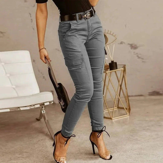 Comfortable women's cargo jeans, multi-pocket, relaxed fit, ideal for everyday casual wear and function.