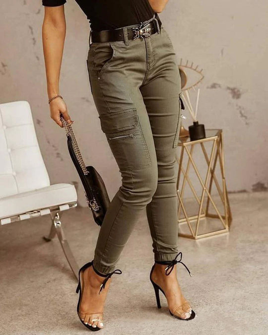 Fashionable women's jeans, cargo style, comfortable and trendy relaxed fit, perfect for daily wear.