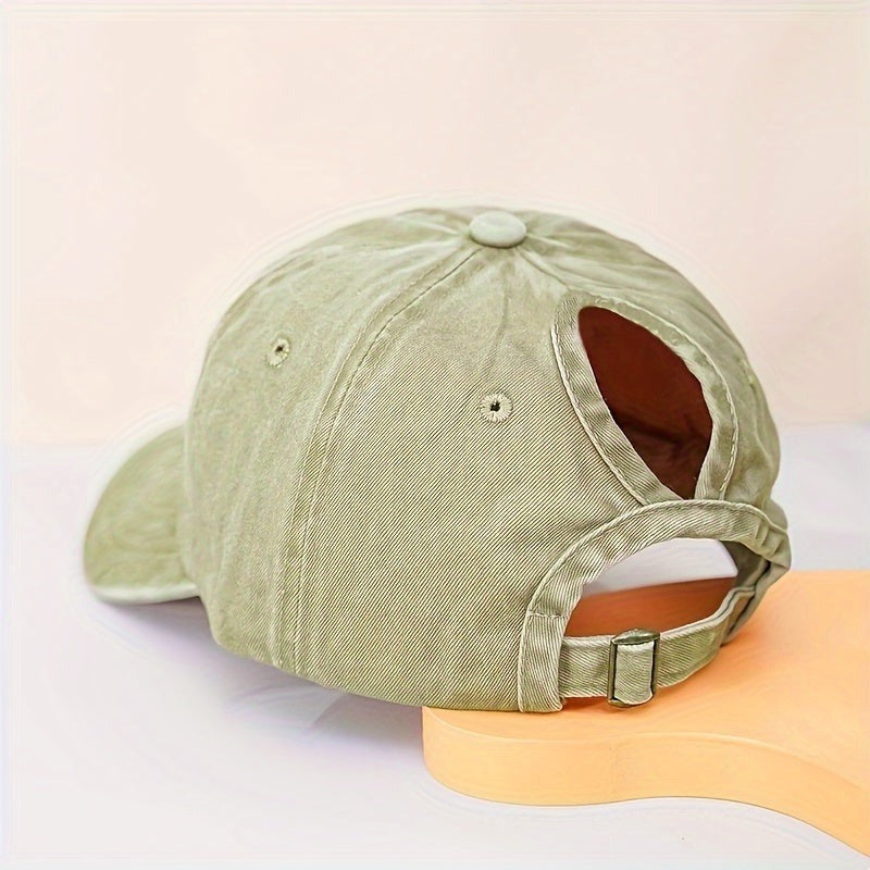Sporty women's adjustable cap with a ponytail opening, ensuring breathable comfort and effective sun protection.