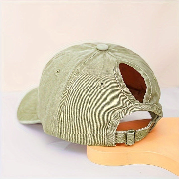 Sporty women's adjustable cap with a ponytail opening, ensuring breathable comfort and effective sun protection.