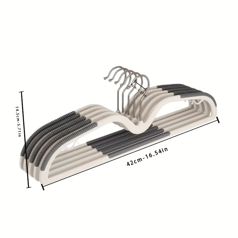 Organize your wardrobe with these space-saving clothes hangers, ideal for any garment type.