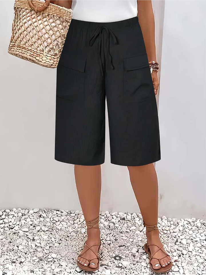 Comfortable women's oversize lace trousers, perfect for daily fashion. These relaxed fit pants offer elegant comfort.
