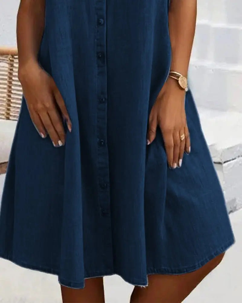 Comfortable women's denim shirt dress, button-down and short sleeve. Ideal for versatile everyday casual styling.