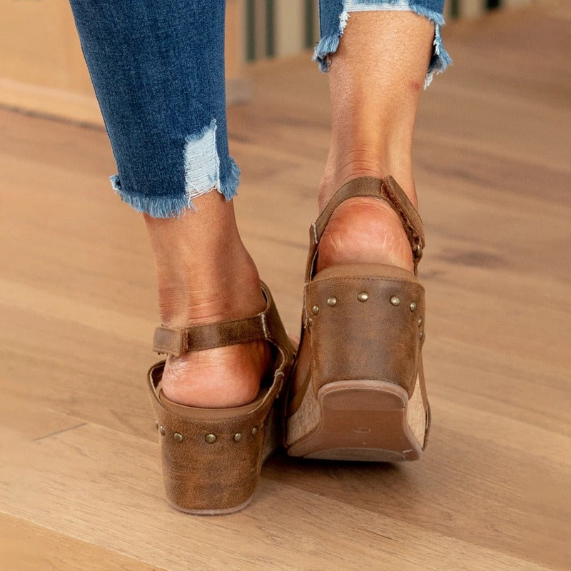 Casual walking sandals for women, elegant summer style with comfortable arch and shock support.