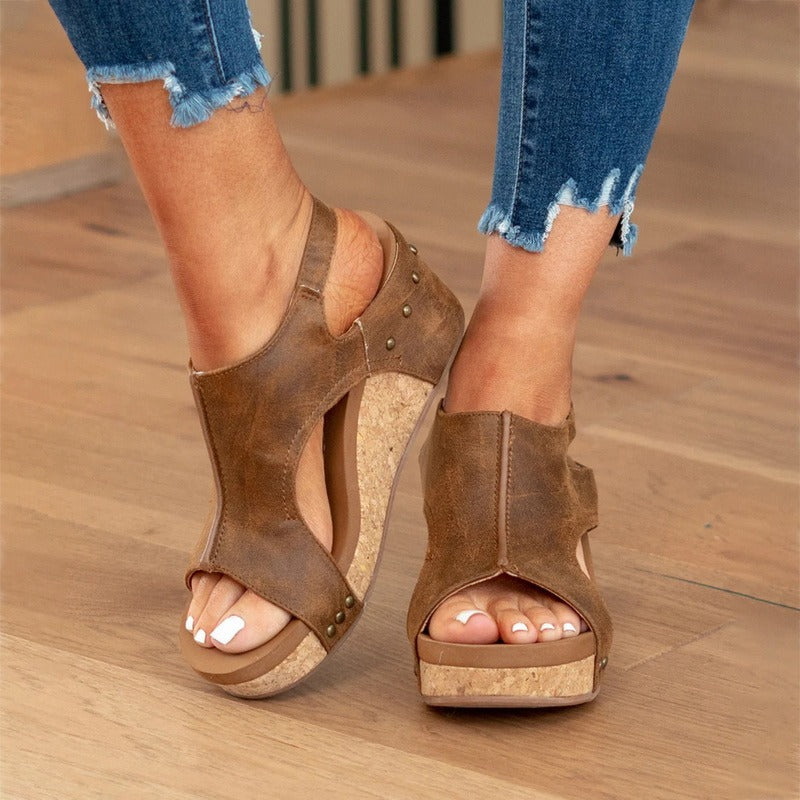 Elegant women's summer sandals with arch support, providing comfortable relief for walking.