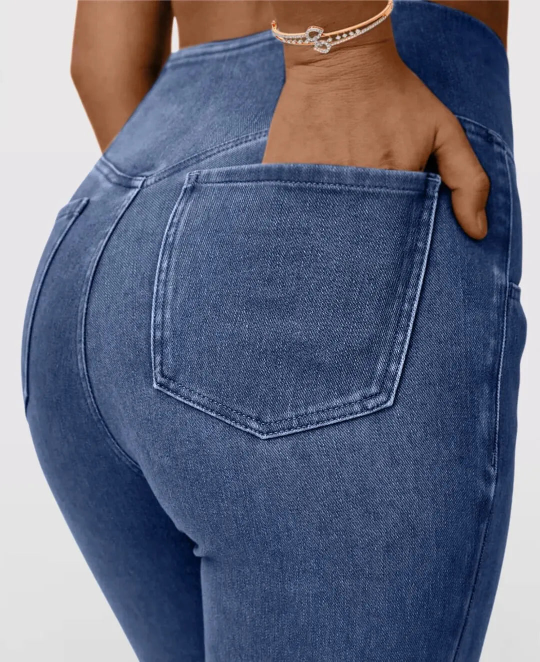 Effortless black women's high-waisted stretch jeans, stylish and comfortable for casual wear.