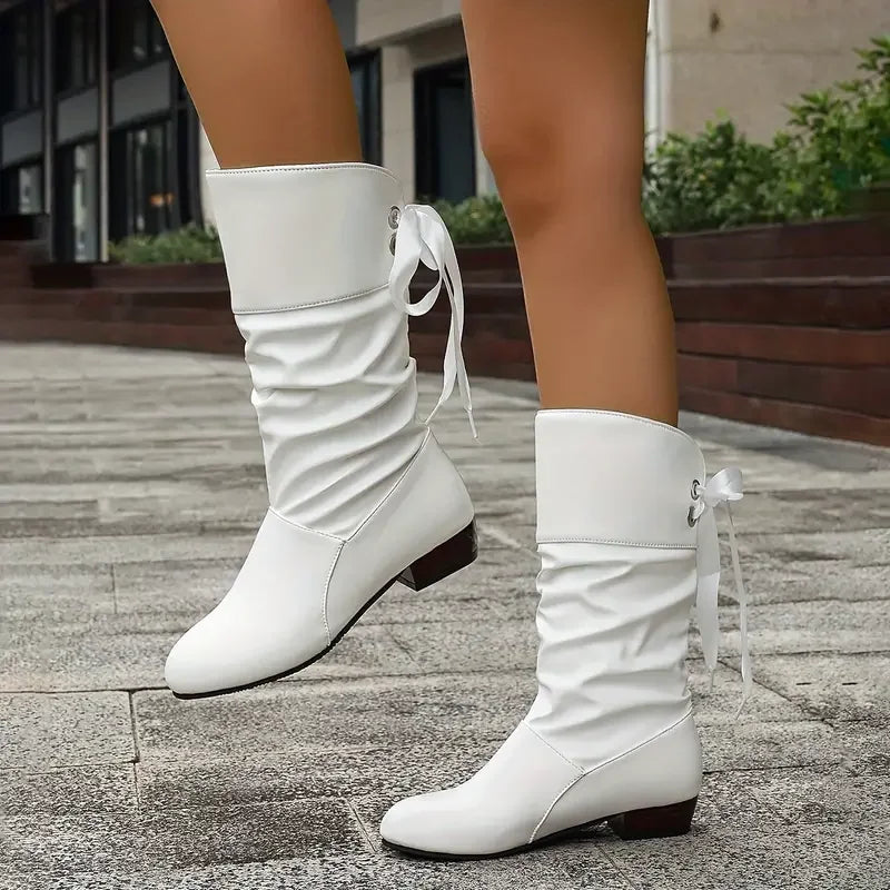 Women's fashionable lacing calf boots with a comfortable chunky heel, perfect for autumn/winter looks.