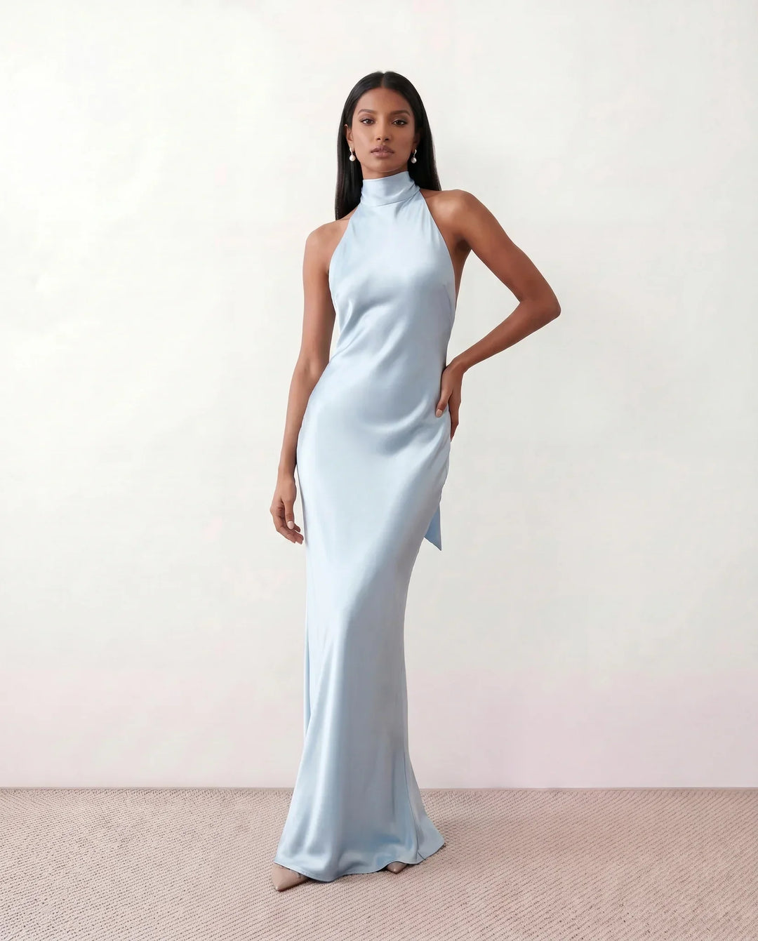 Graceful sleeveless halter maxi dress for women, featuring a light and flowing fabric, perfect for summer style.