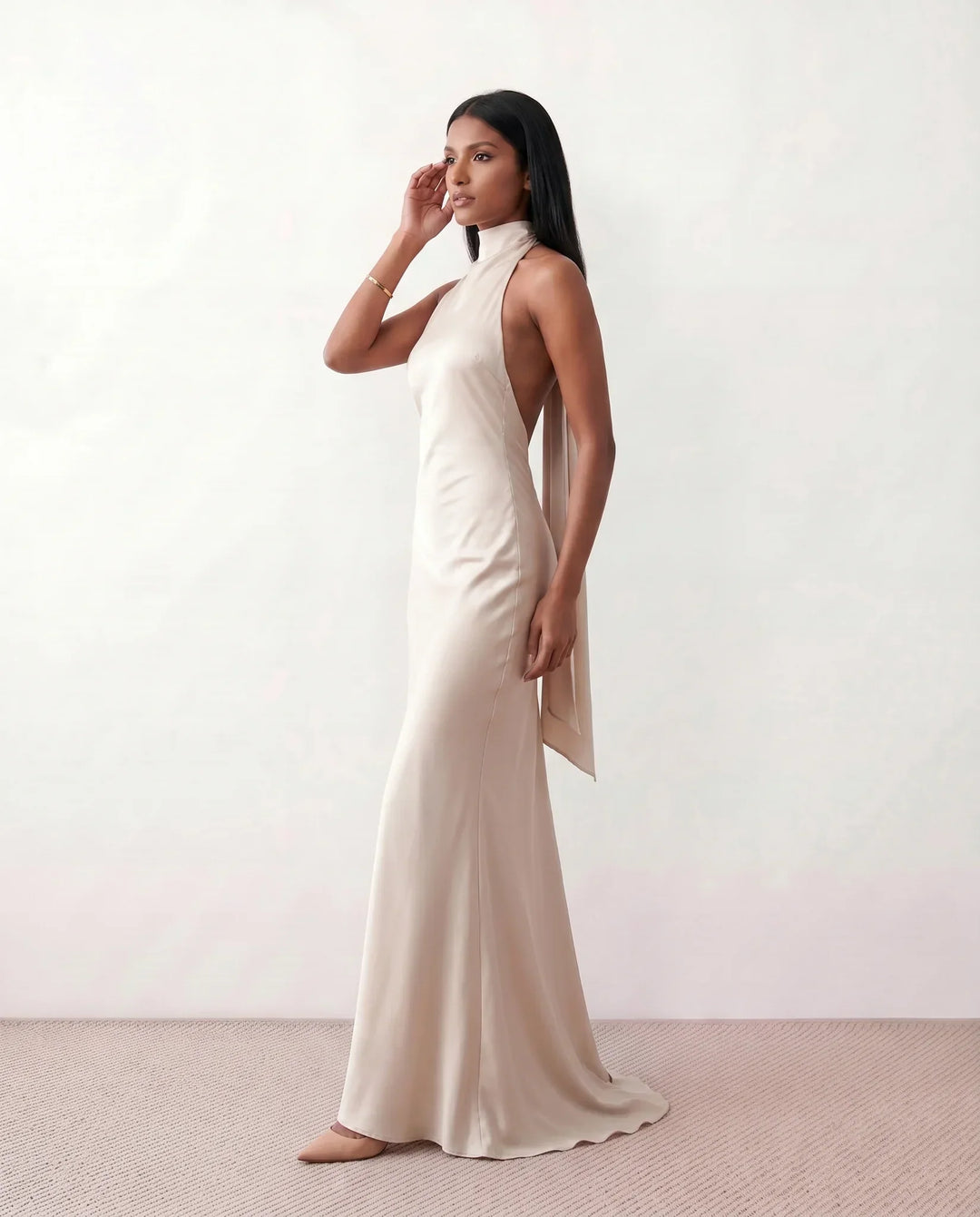 Sleeveless halter maxi dress for women, an elegant and flowing summer style perfect as a vacation or party dress.