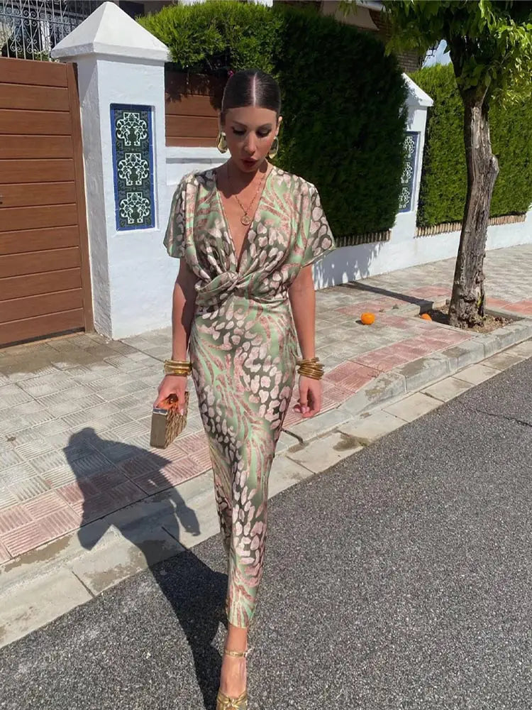 Stylish printed midi dress perfect for wedding guests, featuring a fluid style and elegant kimono sleeves.
