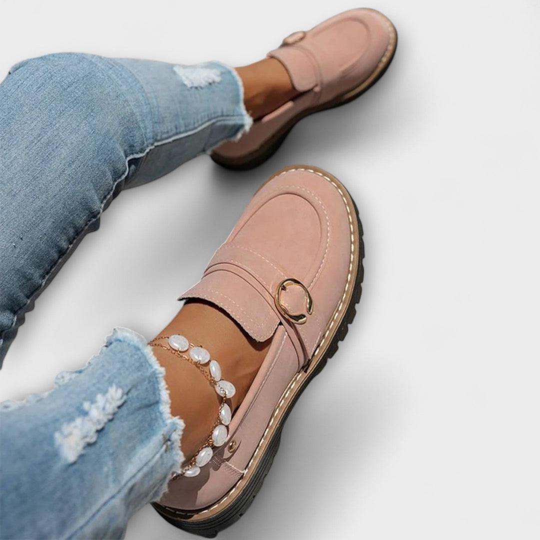 Casual women's footwear, comfortable and versatile for daily wear and relaxed moments.